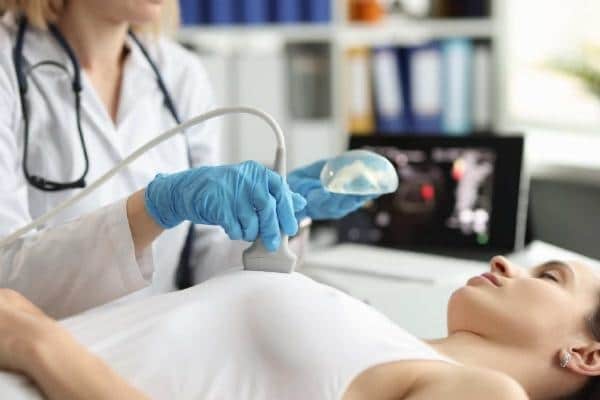 exame de mamas para verificar contratura capsular
