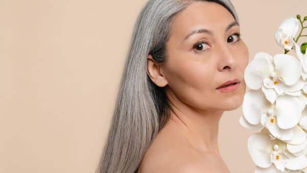 Mulher de meia idade após a realização do lifting de pescoço