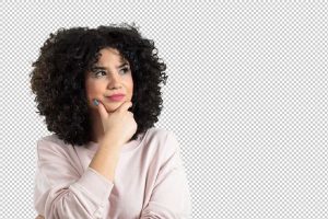Mulher pensativa sobre qual a melhor época para fazer cirurgia plástica.