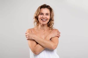 Mulher de meia idade que realizou lifting de braços