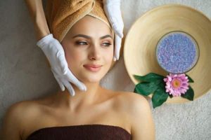 Mulher bonita recebendo tratamento estético facial