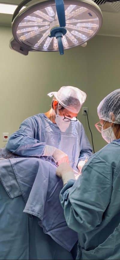 Dr. Carlos Kuyven realizando uma mamoplastia redutora