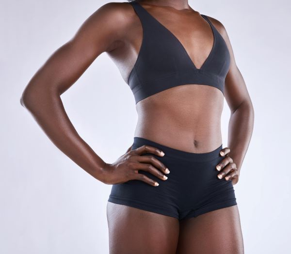 Corpo bem definido de mulher negra - técnica com o uso do Renuvion.