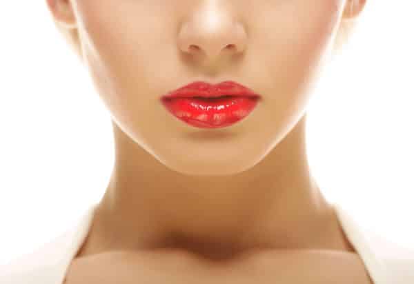 Lábios sensuais de uma mulher com batom vermelho