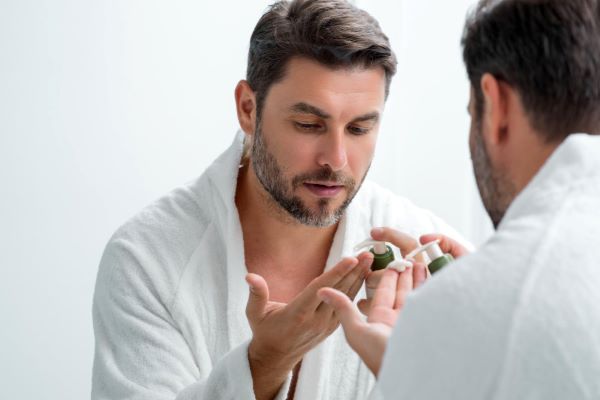 Homem sexy cuidado da pele após ter realizado procedimentos de beleza.