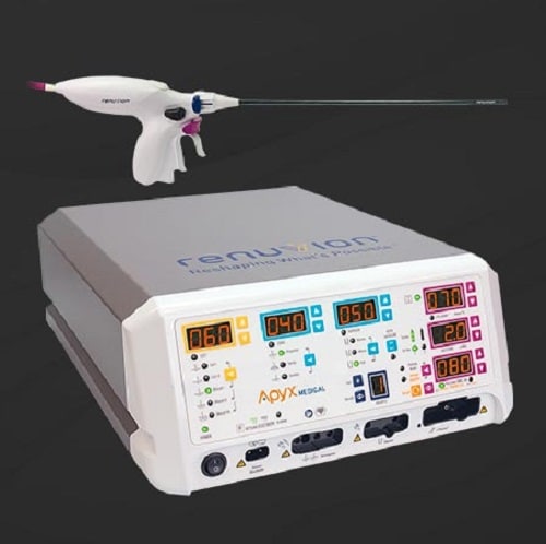 Renuvion e Morpheus8 - técnicas para harmonização e contorno corporal.
Na imagem 1, o aparelho Renuvion. Na 2, a fisioterapeuta aplica o Morpheus8 no abdômen de paciente.