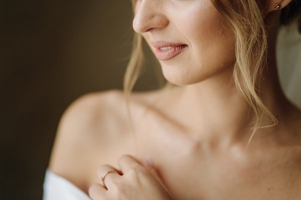 Mulher feliz sensualizando para fotos após mastopexia.